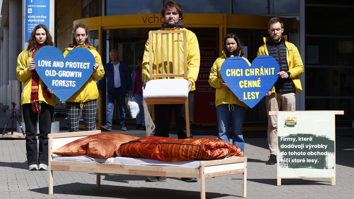 FOTO: Greenpeace skládali nábytek před IKEA